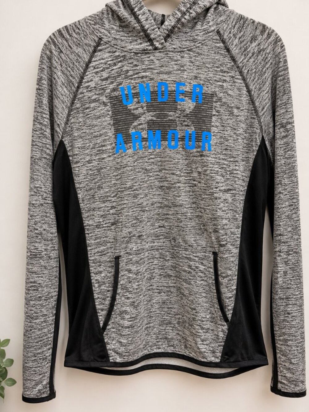 Under Armour Women’s Gray Pullover Hoodie Size Large Athletic Sweatshirt